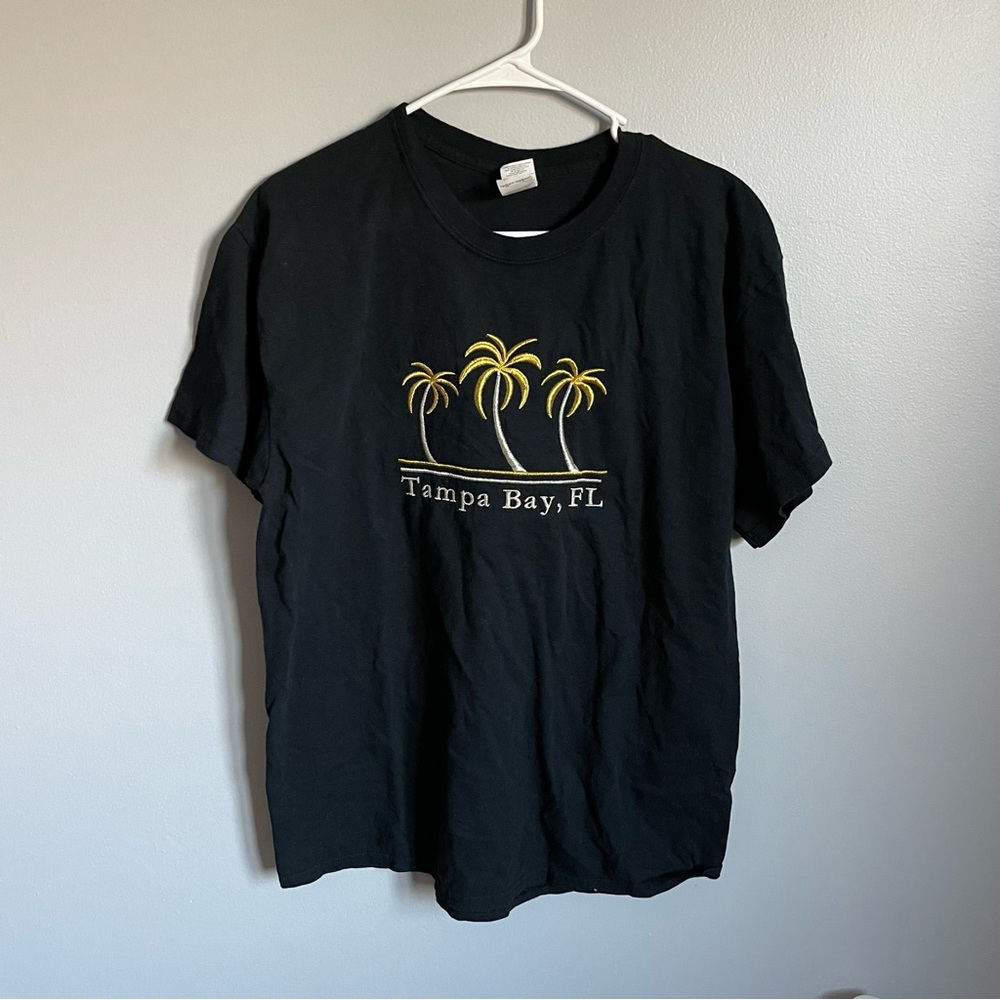 GUC Womens size L T shirt